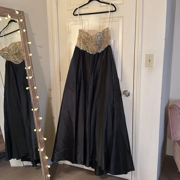 MAC DUGGAL
Strapless Embellished Bustier Ball Gown - Picture 3 of 16